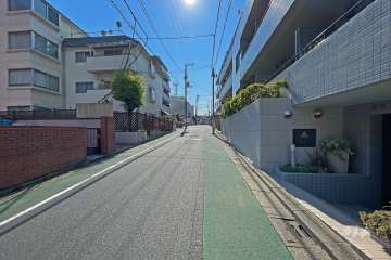敷地南側の前面道路（東側から）