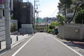 敷地南側の前面道路（東側から）