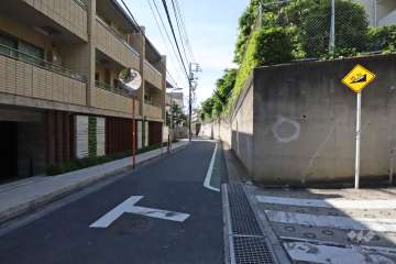 敷地西側の前面道路（南側から）