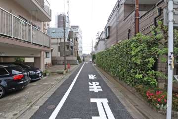 敷地西側の前面道路(北側から)