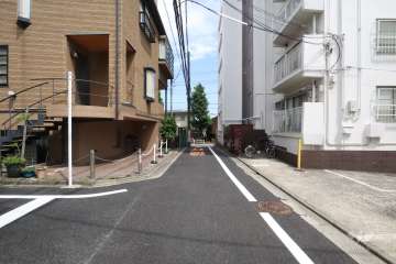 敷地南側の前面道路(西側から)