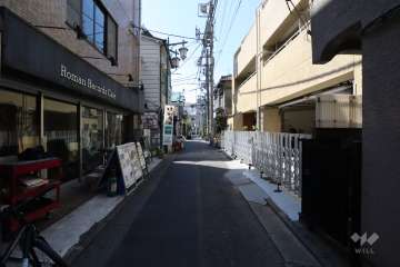 敷地南側の前面道路(西側から)