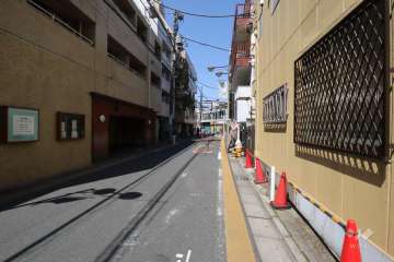 敷地東側の前面道路(北側から)