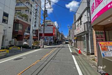 敷地の北側前面道路(西側から)