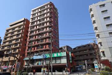 モナークマンション都立大の外観(東側から)