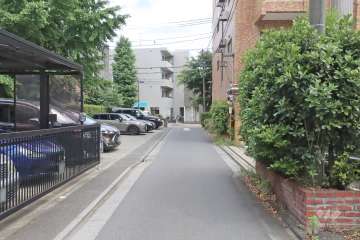 敷地北東側の前面道路