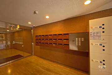 エントランスはオートロック付きです。