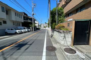 敷地南側の前面道路（東側から）