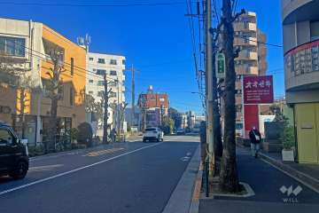 敷地北側の前面道路(南西側から)