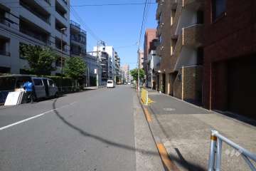 敷地北側の前面道路