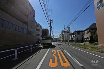 敷地北側の前面道路（東側から）