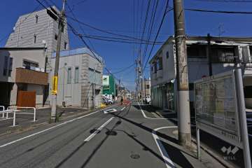 敷地北側の前面道路（西側から）