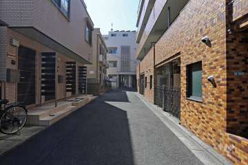 敷地南側の前面道路（東側から）