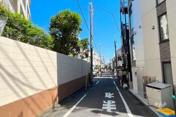 敷地南側の前面道路（西側から）