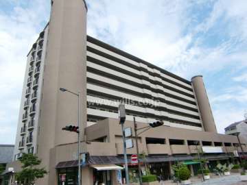 市営駐車場入口が１階にあります