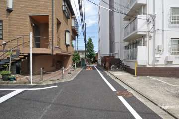 敷地北東側の前面道路（北西側から）