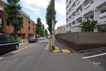 敷地南東側は野沢通りに面しています。
