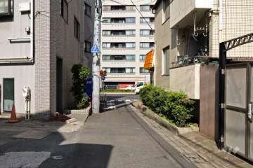 敷地北西側の前面道路(南西側から)