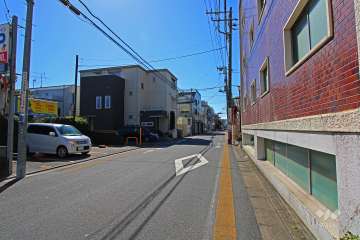 敷地東側の前面道路（北側から）