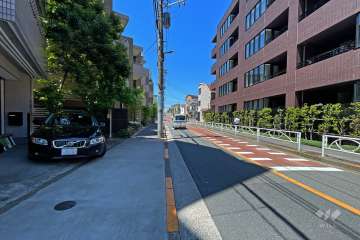 敷地北側の前面道路（東側から）