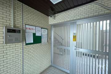 エントランスはオートロック付きです。