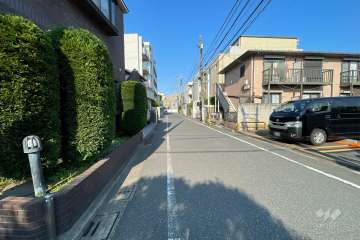 敷地南側全面道路（西側から）