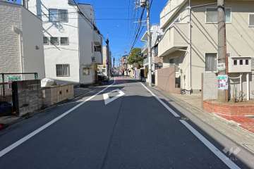 敷地南側の前面道路（東側から）