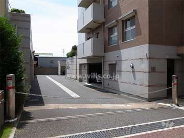駐車場入口（ロボットゲート付き）