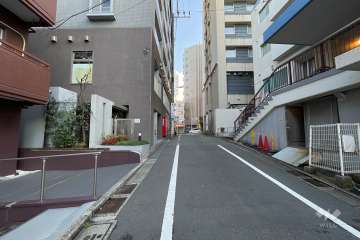 敷地東側の前面道路（南側から）