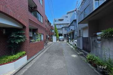 敷地南東側の前面道路（南西側から）