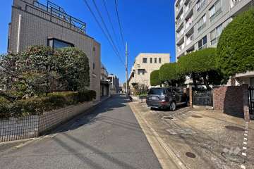 敷地南側の前面道路(東側から)