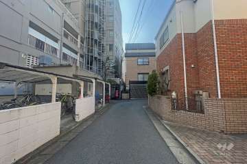 敷地西側の前面道路(北側から)