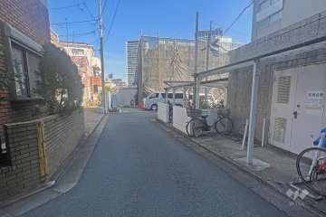 敷地西側の前面道路(南側から)