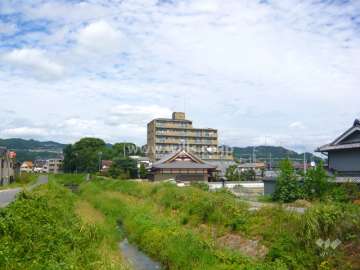 敷地の西側を天神川が流れています。