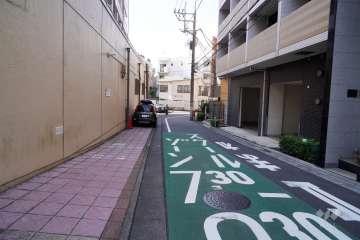 敷地北東側の前面道路（南東側から）