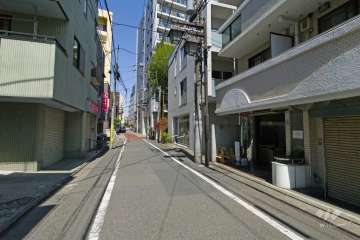 敷地西側の前面道路（南側から）