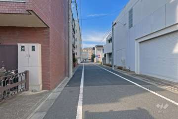 敷地東側の前面道路（南側から）