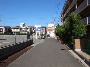 敷地南西側の前面道路。一戸建てとマンションが混在する静かな住宅地です。