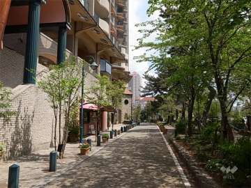 建物の低層階には店舗が入っています。