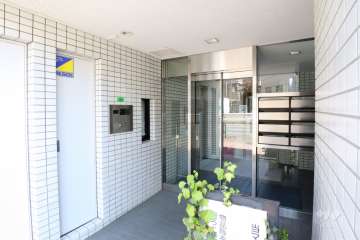 エントランスはオートロック付きです。