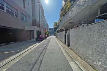 敷地南側の前面道路（東側から）
