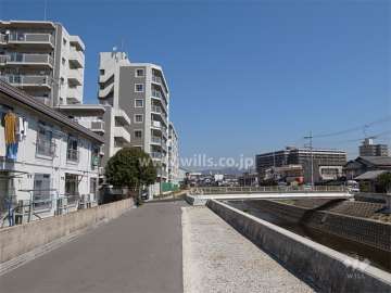 敷地の東側には駄六川が流れています。