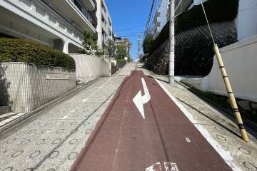 敷地北側の前面道路（西側から）