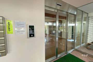 エントランスはオートロック付きです。