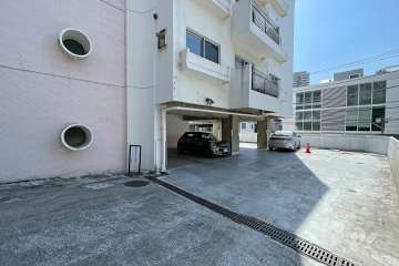 敷地内平面式駐車場の出入り口