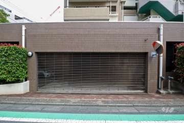 駐車場の出入り口（リングシャッター付き）