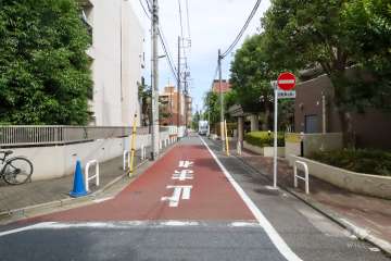 敷地北側の前面道路(西側から)