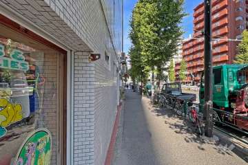 敷地東側前面道路は駒沢通りです（南側から）