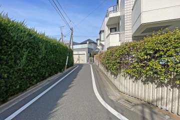 敷地西側の前面道路