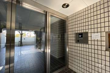 エントランスはオートロック付きです。